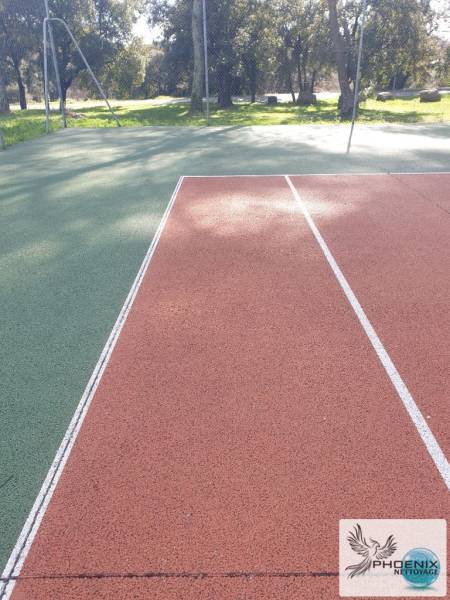 Rénovation d'un court de tennis en béton poreux avec démoussage à la monobrosse à Saint-Maximin-la-Sainte-Baume